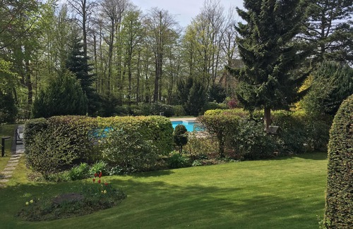 Scharbeutz Apartment | Comfortable apartment with terrace and outdoor pool right by the sea in Scharbeutz