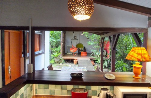 Pointe-Noire Cottage | Comfortable bungalow in a garden with dense tropical vegetation