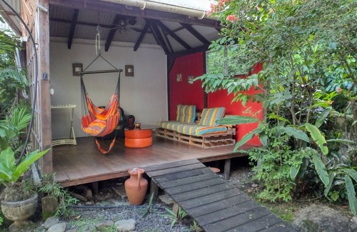 Pointe-Noire Cottage | Comfortable bungalow in a garden with dense tropical vegetation