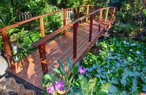 Pointe-Noire Cottage | Comfortable bungalow in a garden with dense tropical vegetation