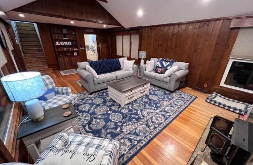 Bohners Lake House | Comfortable Cabin on Lake and 20 min from Ski Hill and Alpine Valley