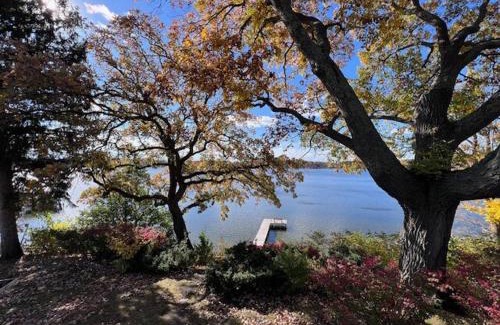 Bohners Lake House | Comfortable Cabin on Lake and 20 min from Ski Hill and Alpine Valley