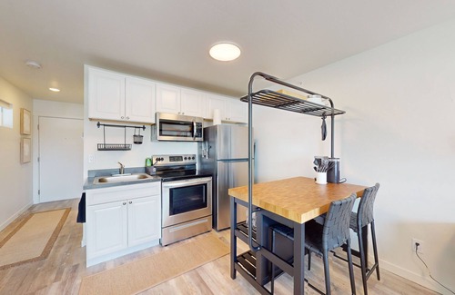 Evergreen Apartment | Comfortable condo with full kitchen - conveniently located