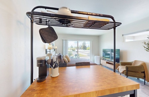 Evergreen Apartment | Comfortable condo with full kitchen - conveniently located