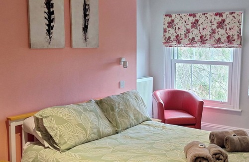 Cranleigh House | Comfortable Double Room with Bath