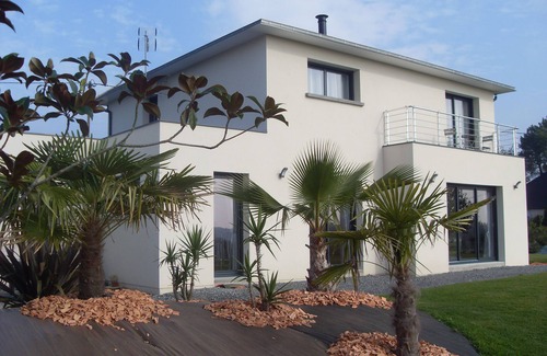 Bruc-sur-Aff Bed & Breakfast | Comfortable guest room "les Bruyères" in the rising sun