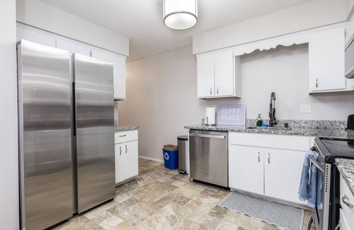 Midway House | Comfortable Home Ideal for Groups & Families!