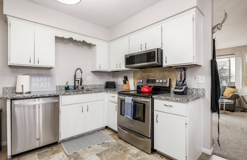 Midway House | Comfortable Home Ideal for Groups & Families!