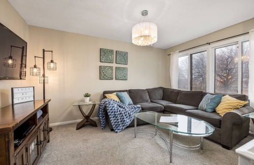 Midway House | Comfortable Home Ideal for Groups & Families!