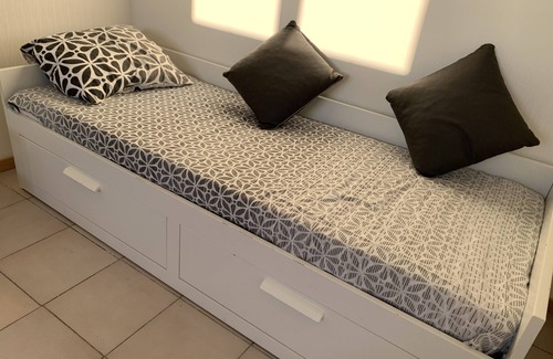 Vaulx-en-Velin Bed & Breakfast | Comfortable room for 3 people