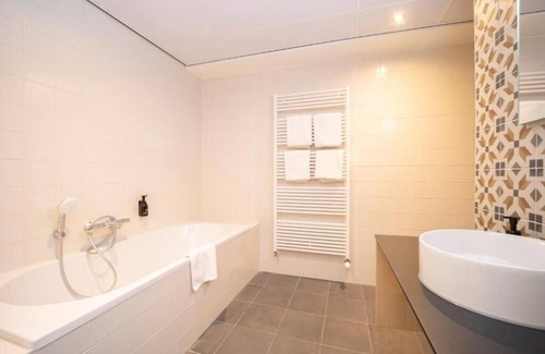 Dwingeloo Hotel | Comfortable Room – Perfect for Family Getaway in Dwingeloo! Free Parking!