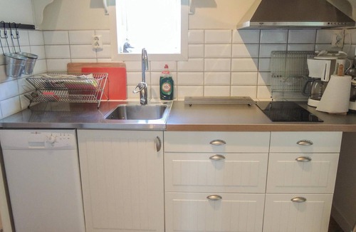 Granna House | Comfortably furnished cottage with good standard and beautiful location by the lake Brunn.