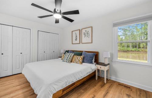 Macon House | Comforting Lakeside Retreat