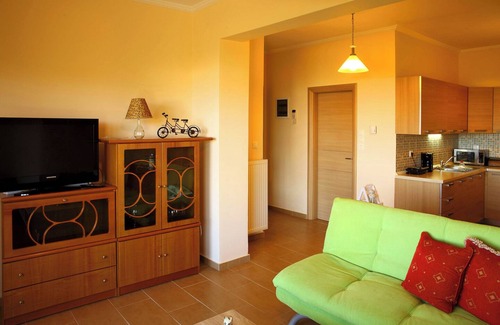 Theologos Apartment | Comfy 1BD flat with Garden close to the Beach!