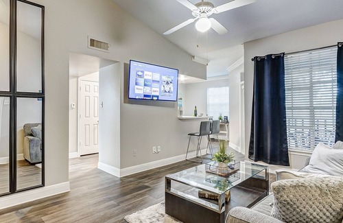 Deco Apartment | Comfy 1BD King Bed Free Parking Free Coffee