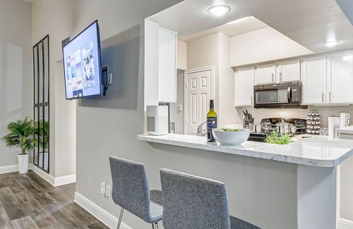 Deco Apartment | Comfy 1BD King Bed Free Parking Free Coffee