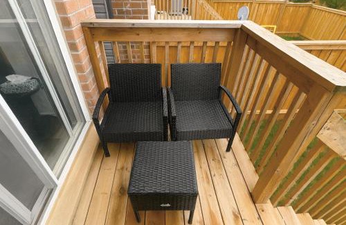 Alcona Apartment | Comfy 2BR Innisfil Townhome with Free Parking, WiFi, Full Kitchen, Laundry, Only 5 Mins to Innisfil Beach Park & 15 Mins to Friday Harbour Resort! Perfect for Family Travel or Baecations!