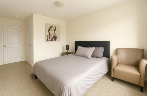 Alcona Apartment | Comfy 2BR Innisfil Townhome with Free Parking, WiFi, Full Kitchen, Laundry, Only 5 Mins to Innisfil Beach Park & 15 Mins to Friday Harbour Resort! Perfect for Family Travel or Baecations!