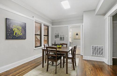 East Albany Park Apartment | Comfy and Chic 2BR Apt close to Shops - Sunnyside 2F