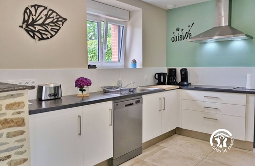 Cosse-le-Vivien Cottage | Comfy cottage with terrace, pétanque, WiFi, accessible room