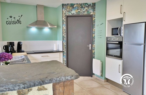 Cosse-le-Vivien Cottage | Comfy cottage with terrace, pétanque, WiFi, accessible room