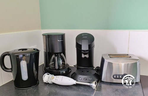 Cosse-le-Vivien Cottage | Comfy cottage with terrace, pétanque, WiFi, accessible room