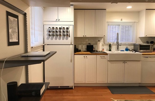 Lakewood-Balmoral Apartment | Comfy Garden Suite in Andersonville