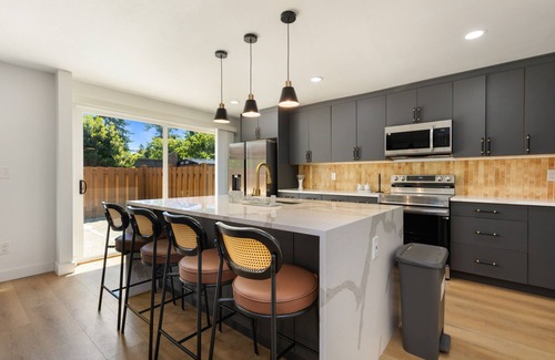 Somerset House | Comfy Stay in Bellevue w/Parking Included