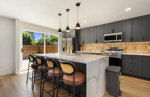 Somerset House | Comfy Stay in Bellevue, Parking Included