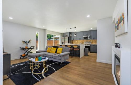 Somerset House | Comfy Stay in Bellevue, Parking Included