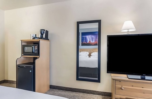 Palm Valley Hotel | Comfy Unit for Business Travel, Free Parking, Breakfast