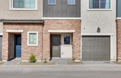 Desert View Apartment | Community Pool and Hiking Trails Phoenix Condo!