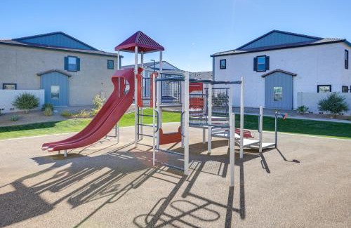 Desert View Apartment | Community Pool and Hiking Trails Phoenix Condo!