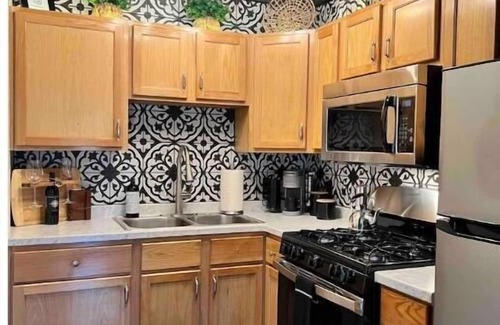 Sierra Village House | Compass EAST! A Boho Bungalow Fast Wi-Fi A/C