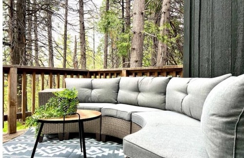 Sierra Village House | Compass EAST! A Boho Bungalow Fast Wi-Fi A/C