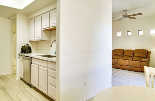 South Mountain Condo | Condo 1 Mi to South Mountain Park! Unwind Poolside