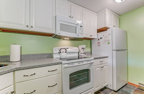 North Conway Condo | Condo w/gorgeous Cranmore view, shared pool/tennis, AC & WiFi - near town