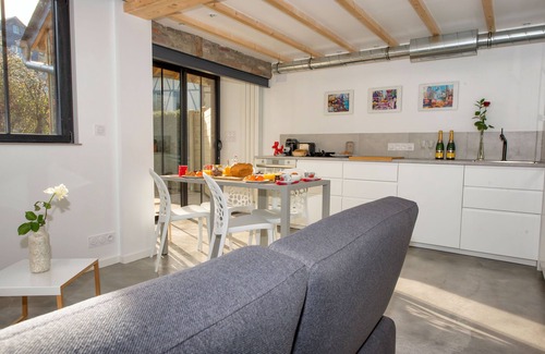 Honfleur House | Connected tiny house 2 bedrooms terrace private parking giant cinema screen