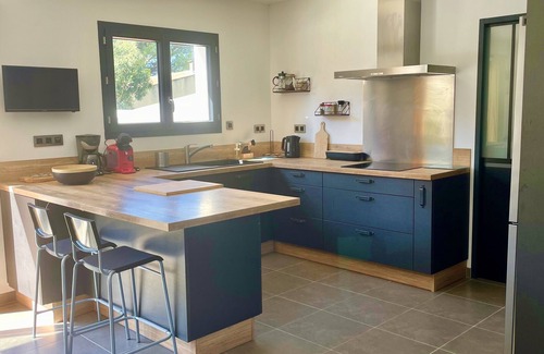 Chateauneuf-de-Gadagne Villa | Contemporary air-conditioned villa, 2 bedrooms, ground floor with swimming pool IN QUIET AREA