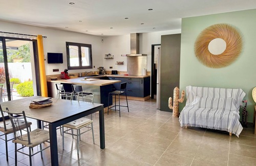 Chateauneuf-de-Gadagne Villa | Contemporary air-conditioned villa, 2 bedrooms, ground floor with swimming pool IN QUIET AREA