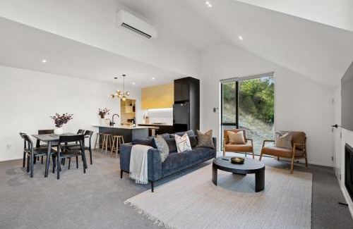 Sunshine Bay House | Contemporary 7 Bedroom House with Stunning View