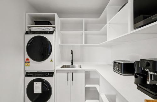 Sunshine Bay House | Contemporary 7 Bedroom House with Stunning View