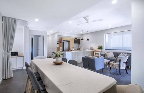 Kangaroo Point Apartment | Contemporary Apt, Premium Local, WiFi, Wine, Cafes