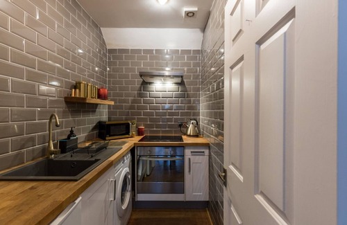 West End Apartment | Contemporary Cottage with Free Parking