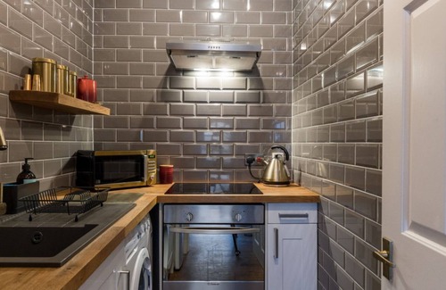 West End Apartment | Contemporary Cottage with Free Parking