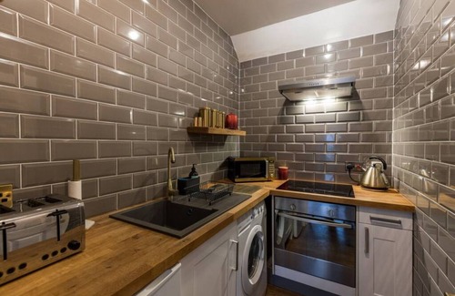 West End Apartment | Contemporary Cottage with Free Parking