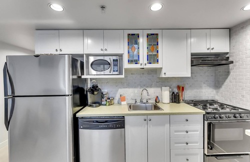 Downtown Vancouver Condo | Contemporary DT Vancouver Loft In The Heart Of The City. Parking included