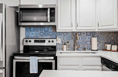 West Colfax Apartment | Contemporary Finishes | Studio | Sloan's Lake 30+