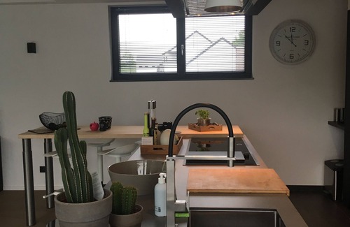 Profondeville House | Contemporary house in peaceful, leafy neighborhood ideal for relaxing