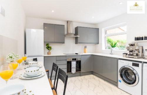 Stevenage House | Contractors 3 Bed 2Bath House Free Off Street Parking for 2 Cars WiFi Stevenage Self Catering Sleeps 5 Guests By White Orchid Property Relocation